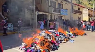 Huancavelica: pobladores de Carhuapata queman ropa regalada por alcalde