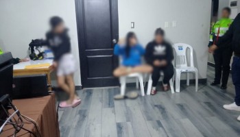 Detienen a dos tenderas extranjeras por hurtar prendas de vestir, en Las Américas 