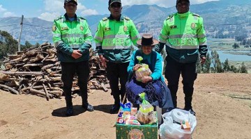 Policías de Comisaria de Pacucha entregan canasta de víveres a humilde anciana de 102 años