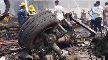Un avión con 242 personas a bordo se estrella cerca de un aeropuerto en el oeste de la India