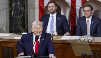 Trump arrinconado por la impopularidad defiende sus políticas económicas y carga contra los demócratas y los migrantes en el Congreso