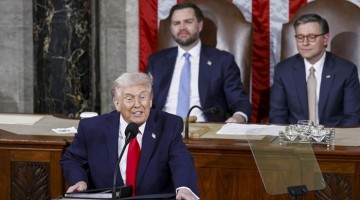 Trump arrinconado por la impopularidad defiende sus políticas económicas y carga contra los demócratas y los migrantes en el Congreso