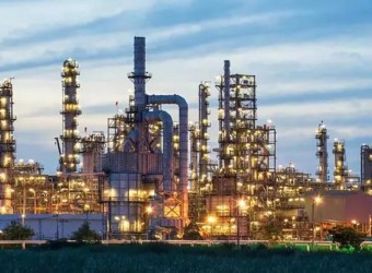 Ataques de EE.UU. e Israel a Irán disparan precios del petróleo y tensionan la distribución global de gas