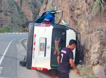 Ocho pasajeros con lesiones deja volcadura de camioneta rural cerca de puente Antarumi 