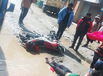 Conductor en presunto estado de ebriedad se da a la fuga tras atropellar a motociclista, en Challhuahuacho