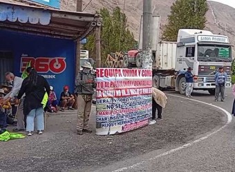 Arequipa: agricultores bloquean la Panamericana Sur contra proyecto Tía María