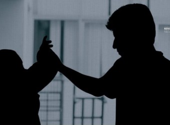 1 año y seis meses de cárcel para sujeto que amenazó con cuchillos a su exconviviente