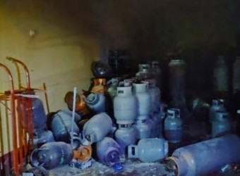 Bomba de tiempo: casi se origina tragedia por incendio en distribuidora de gas en el centro de Uripa 