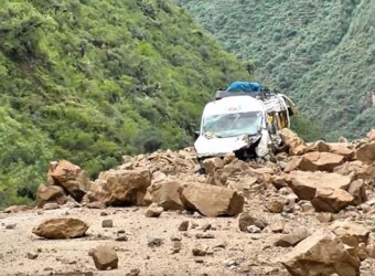 12 pasajeros salvan sus vidas de milagro tras quedar atrapados en derrumbe 