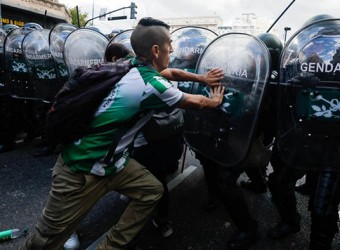 Una protesta de jubilados por los recortes de Milei desata la mayor represión del Gobierno argentino