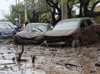 Aluvión en una zona residencial de Santiago de Chile: un torrente de agua y barro arrastró vehículos y generó destrozos