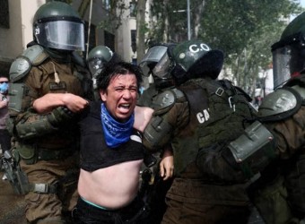 Chile: carabineros reprimen a estudiantes que se movilizan contra recortes de Kast