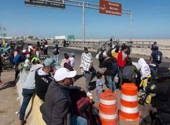 Migrantes en situación ilegal rompen cordón policial e ingresan a Perú por la frontera con Chile