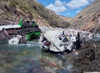 Camión cisterna sufre despiste y derrama combustible al río Chalhuanca