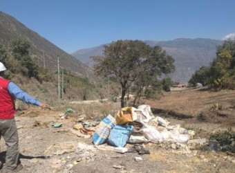 Abancay sin control: lanzan residuos sólidos y de demolición en fuentes de agua ante incapacidad de municipalidad 