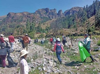 Comisaría PNP Totora Oropesa lidera jornada de limpieza en ribera del río Fusiray