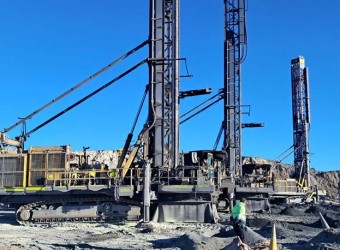 Las Bambas: desconocidos prenden fuego a maquinarias y equipos de perforación en tajo de Chalcobamba