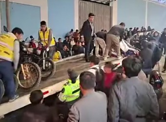 Estudiantes de la UTEA impiden que grúa se lleve sus motocicletas al depósito municipal