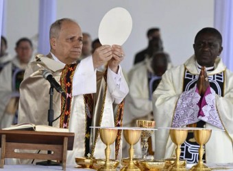 Papa León XIV denuncia desde Camerún que «un puñado de tiranos» asola el mundo