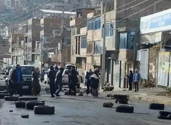 Huancavelica: pobladores acatan paro nacional y bloquean carretera hacia Huancayo y exigen cierre del Congreso