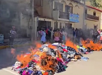 Huancavelica: pobladores de Carhuapata queman ropa regalada por alcalde