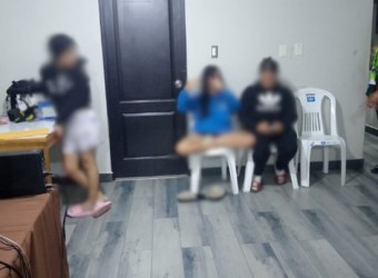 Detienen a dos tenderas extranjeras por hurtar prendas de vestir, en Las Américas 