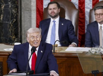 Trump arrinconado por la impopularidad defiende sus políticas económicas y carga contra los demócratas y los migrantes en el Congreso