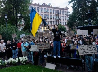 Ucrania: Zelenski se enfrenta a las primeras protestas masivas durante la guerra por sus medidas contra las agencias anticorrupción