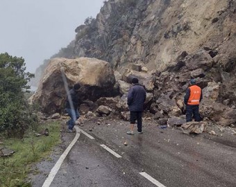 Continúa bloqueada vía Tambobamba  - Cusco por derrumbe de piedras 