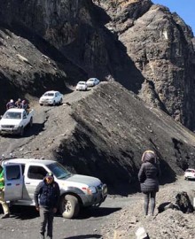Pobladores lanzan piedras a camionetas de mineros informales en vía hacia Apu Pisti 