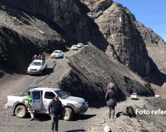 Pobladores lanzan piedras a camionetas de mineros informales en vía hacia Apu Pisti 