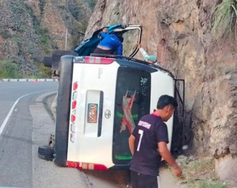Ocho pasajeros con lesiones deja volcadura de camioneta rural cerca de puente Antarumi 