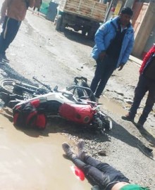 Conductor en presunto estado de ebriedad se da a la fuga tras atropellar a motociclista, en Challhuahuacho