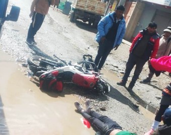 Conductor en presunto estado de ebriedad se da a la fuga tras atropellar a motociclista, en Challhuahuacho