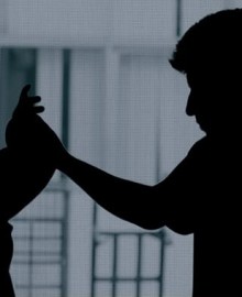 1 año y seis meses de cárcel para sujeto que amenazó con cuchillos a su exconviviente