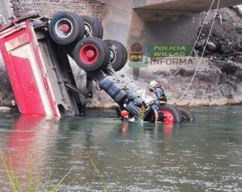 Rescatistas PNP recuperan cadáver de chofer que cayó al río desde puente Casinchihua