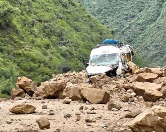 12 pasajeros salvan sus vidas de milagro tras quedar atrapados en derrumbe 