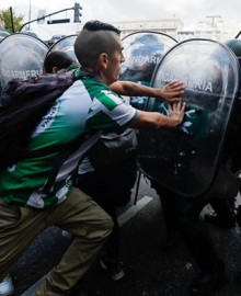 Una protesta de jubilados por los recortes de Milei desata la mayor represión del Gobierno argentino
