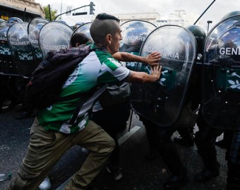 Una protesta de jubilados por los recortes de Milei desata la mayor represión del Gobierno argentino