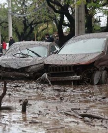 Aluvión en una zona residencial de Santiago de Chile: un torrente de agua y barro arrastró vehículos y generó destrozos