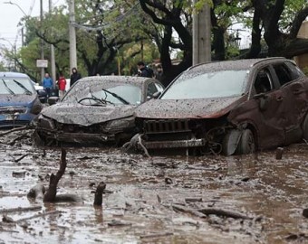 Aluvión en una zona residencial de Santiago de Chile: un torrente de agua y barro arrastró vehículos y generó destrozos