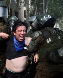 Chile: carabineros reprimen a estudiantes que se movilizan contra recortes de Kast