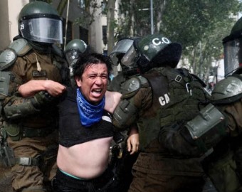 Chile: carabineros reprimen a estudiantes que se movilizan contra recortes de Kast