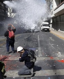 Chile: Gobierno de Kast reprime protestas de estudiantes chilenos contra recortes y alza de combustibles