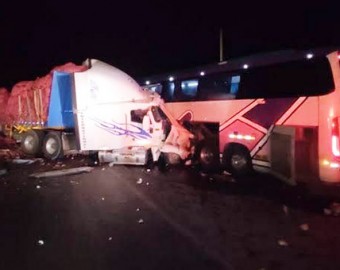 Chófer de tráiler muere tras impactar contra bus interprovincial en Chacapuente