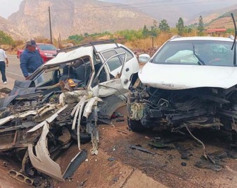 Choque frontal entre camionetas deja dos heridos, en Pampatama