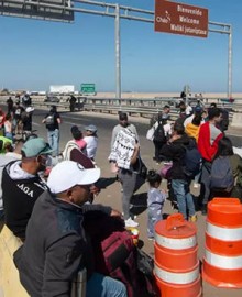 Migrantes en situación ilegal rompen cordón policial e ingresan a Perú por la frontera con Chile