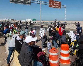 Migrantes en situación ilegal rompen cordón policial e ingresan a Perú por la frontera con Chile