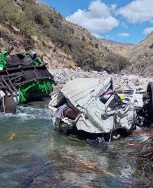 Camión cisterna sufre despiste y derrama combustible al río Chalhuanca