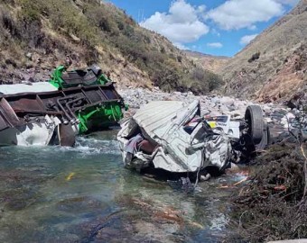 Camión cisterna sufre despiste y derrama combustible al río Chalhuanca